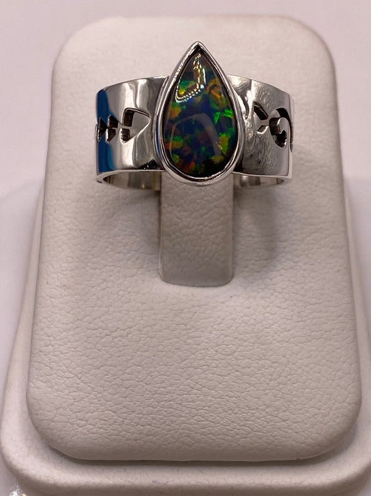 Anillo con Piedra Ópalo de Fuego en Forma de Gota en Plata Ley 950 en báscula mostrando peso