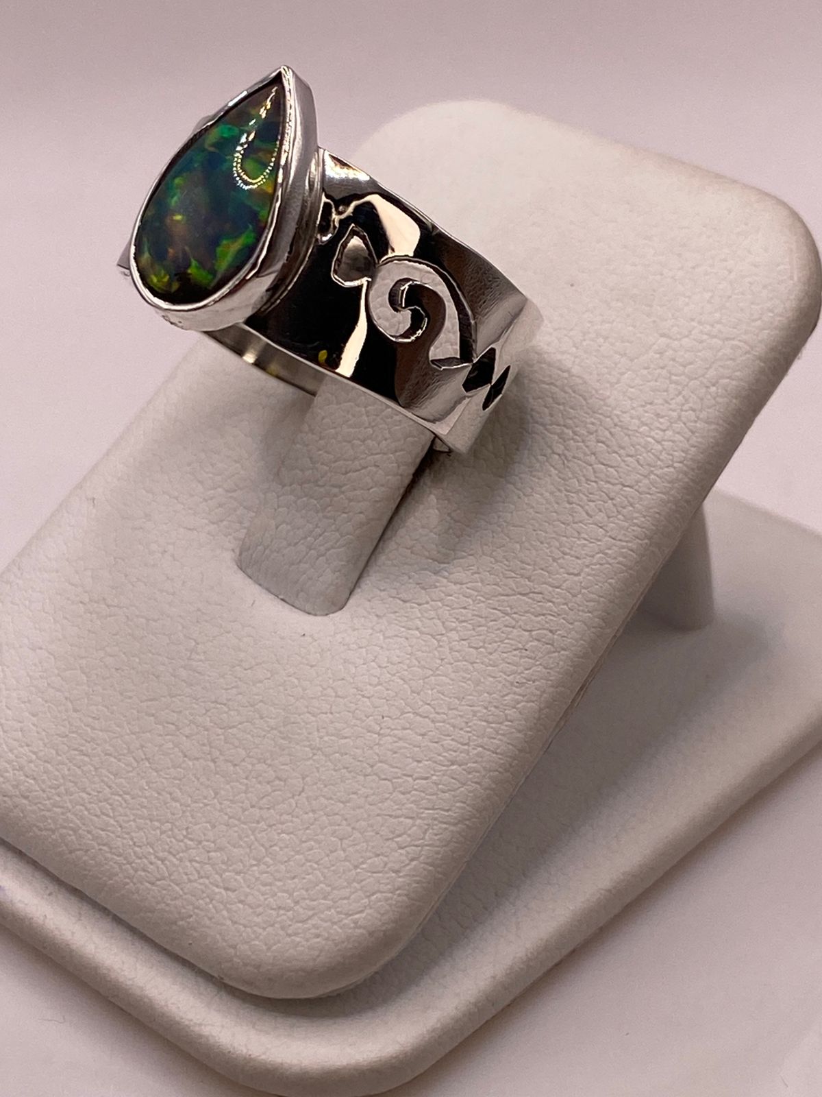 Anillo con Piedra Ópalo de Fuego en Forma de Gota en Plata Ley 950, vista lateral
