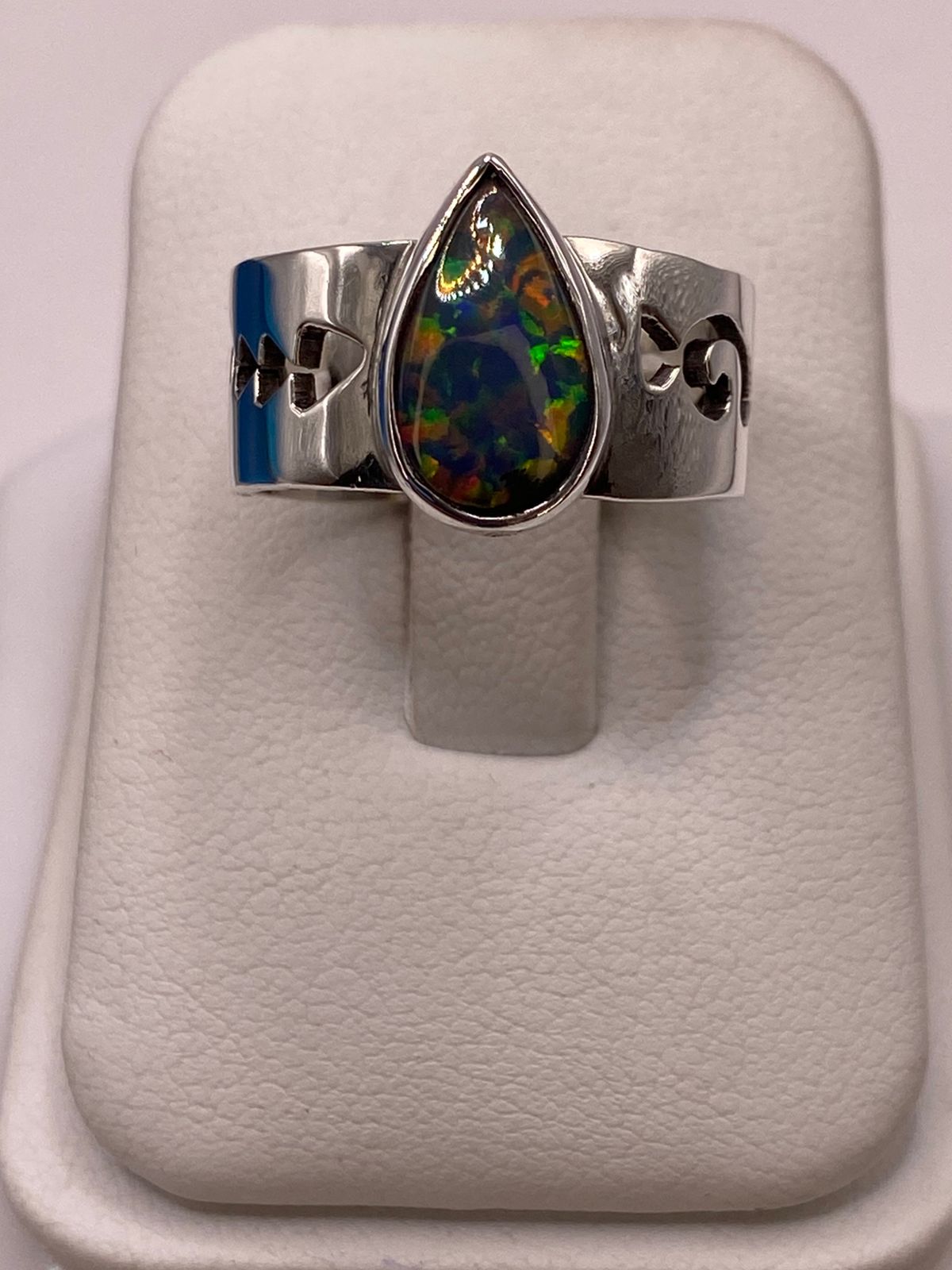 Anillo con Piedra Ópalo de Fuego en Forma de Gota en Plata Ley 950, vista de detalle