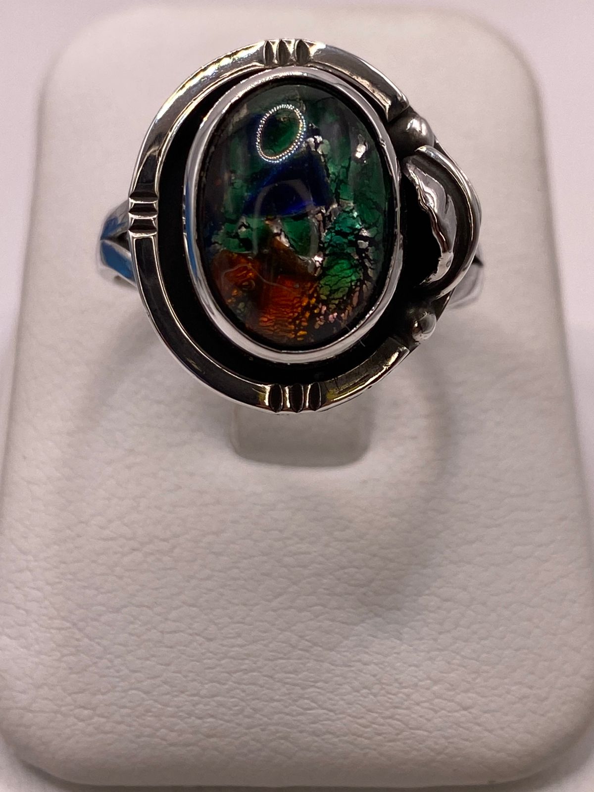 Anillo con Piedra Ópalo de Fuego Ovalada en Plata Ley 925 — ángulo diagonal