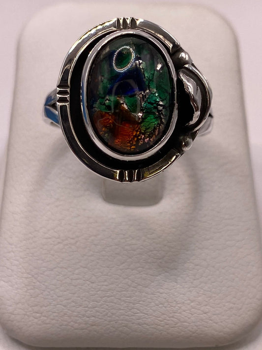 Anillo con Piedra Ópalo de Fuego Ovalada en Plata Ley 925 — ángulo diagonal