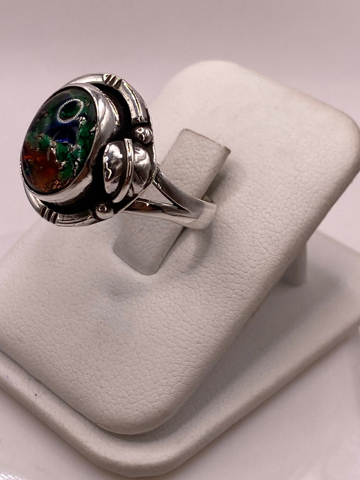 Anillo con Piedra Ópalo de Fuego Ovalada en Plata Ley 925, vista lateral