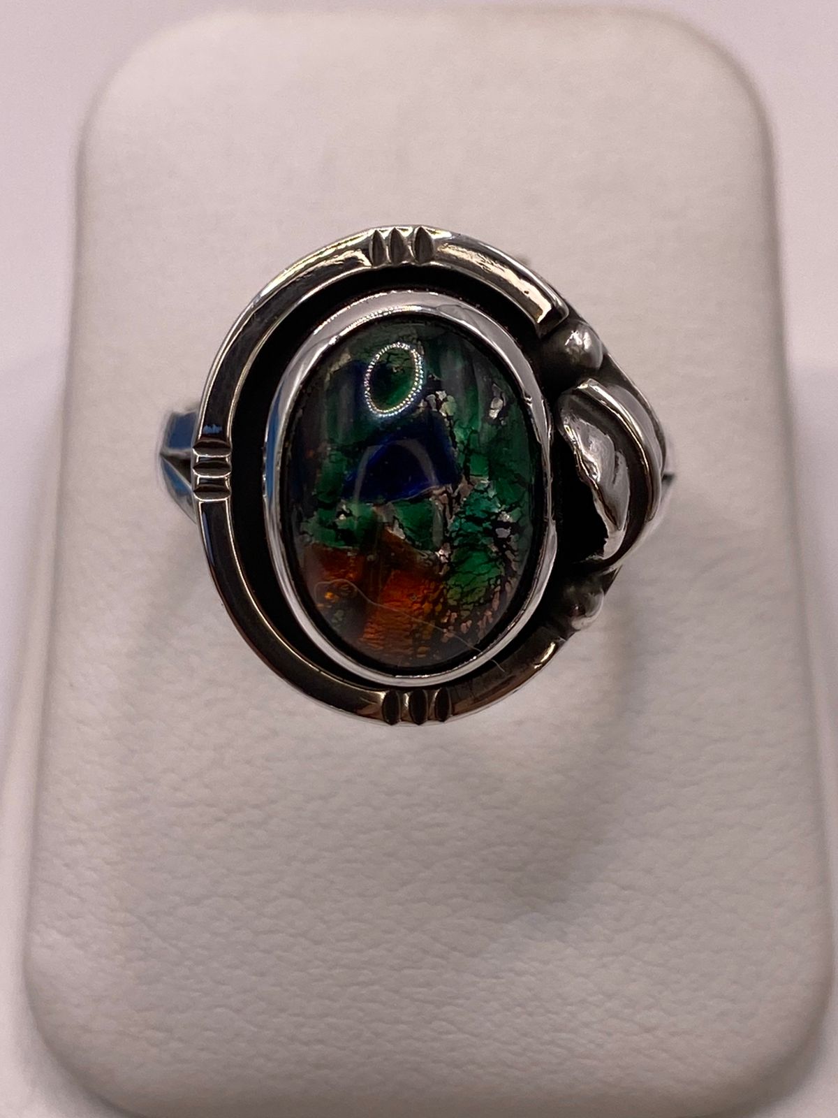 Anillo con Piedra Ópalo de Fuego Ovalada en Plata Ley 925, vista de detalle