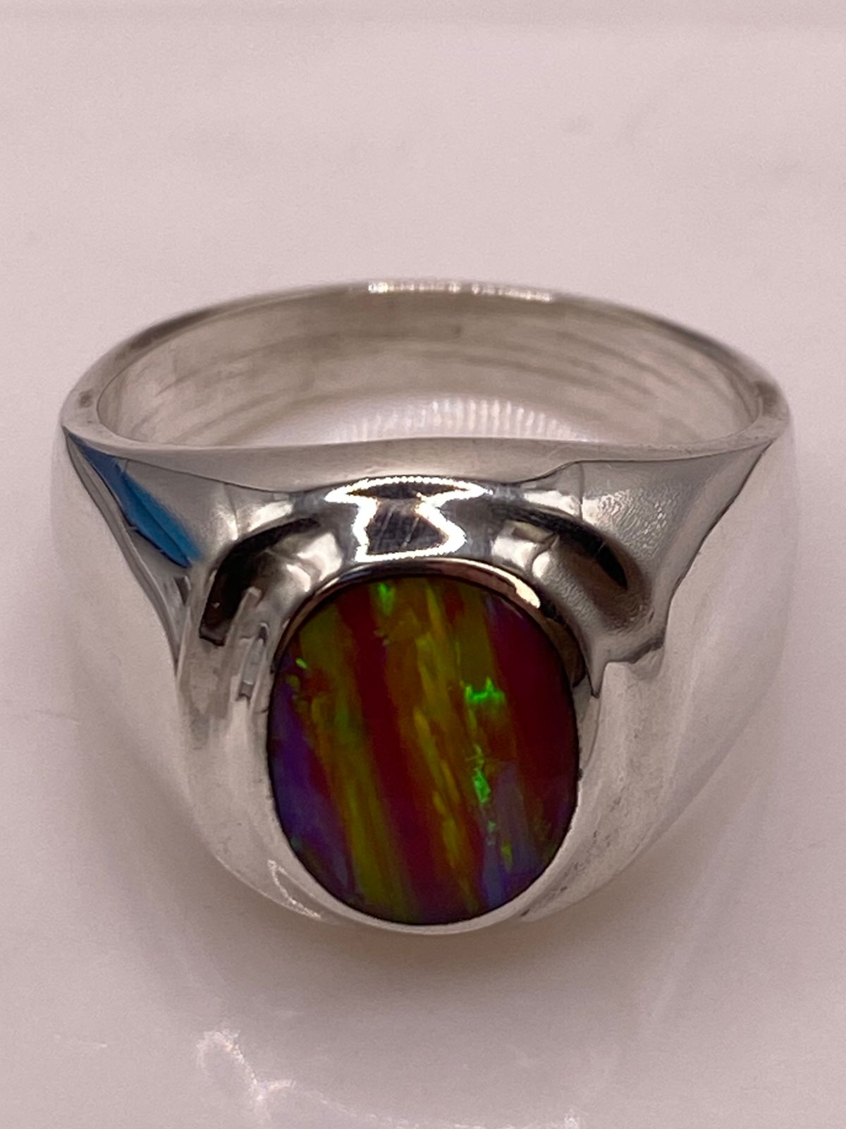 Anillo con Piedra Ópalo de Fuego Ovalada Rosa‑verde‑amarillo en Plata Ley 925, sello de autenticidad Plata Ley .925