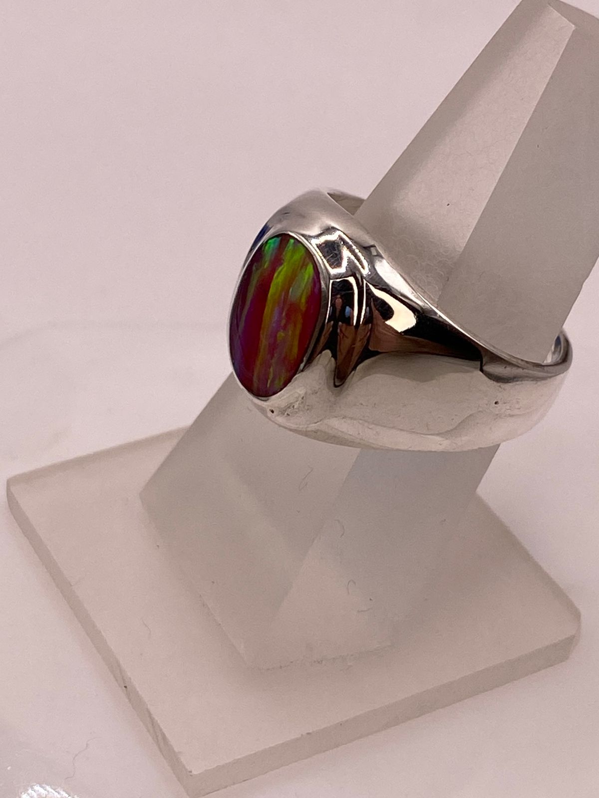 Anillo con Piedra Ópalo de Fuego Ovalada Rosa‑verde‑amarillo en Plata Ley 925, vista frontal