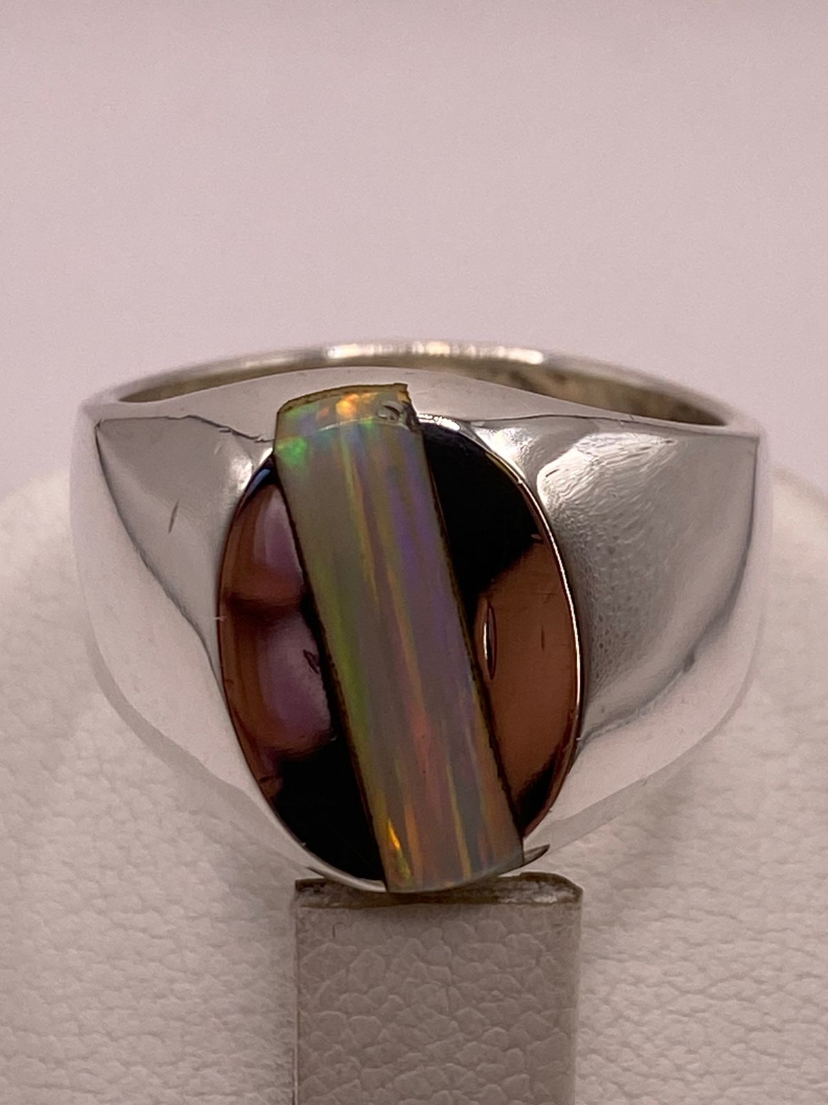 Anillo con Piedra Ópalo de Fuego en Plata Ley 950, vista de detalle
