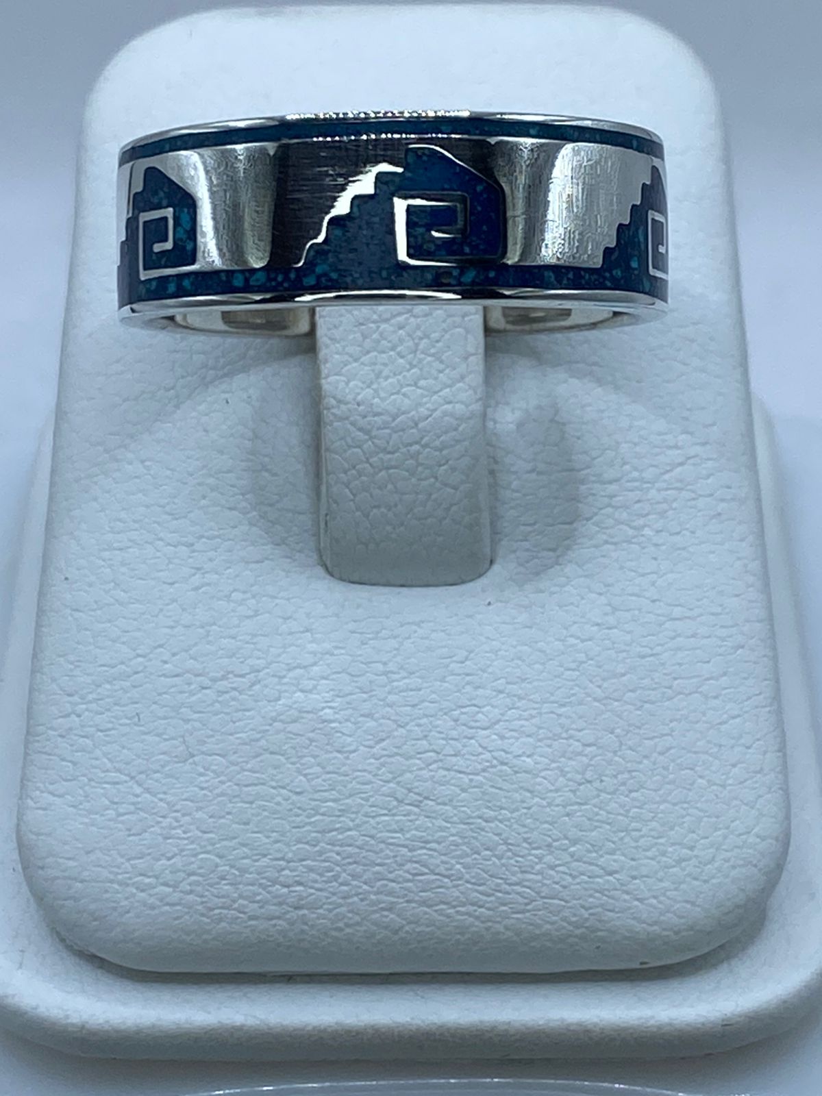 Anillo Pirámide y Greca en Plata .925 – Diseño Ancestral Mesoamericano — ángulo diagonal