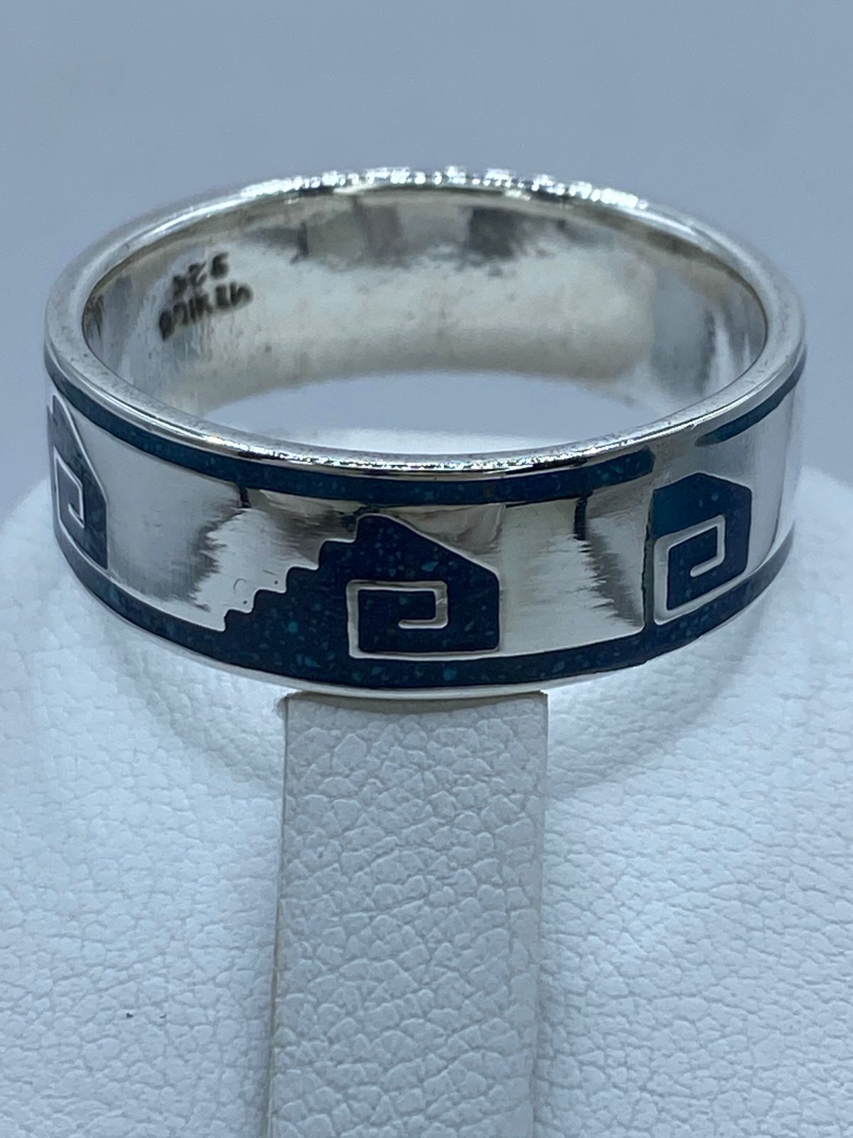 Anillo Pirámide y Greca en Plata .925 – Diseño Ancestral Mesoamericano, vista lateral