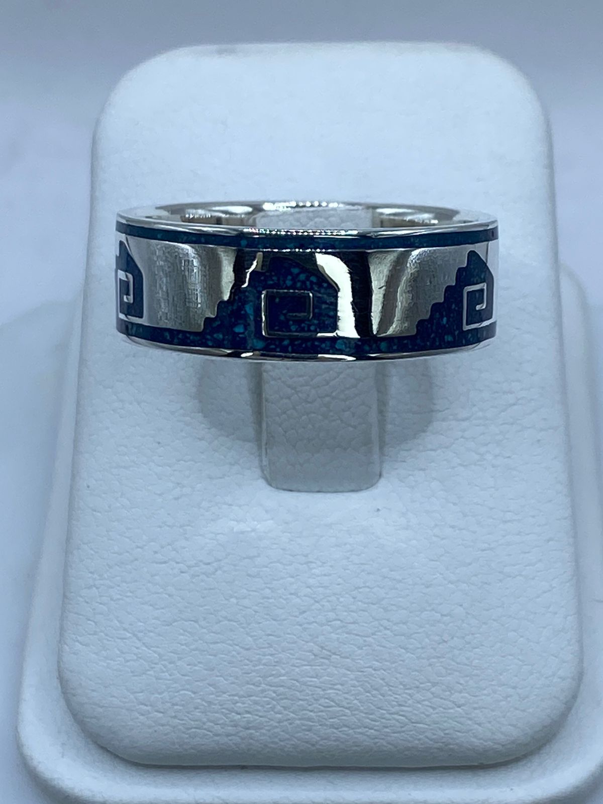 Anillo Pirámide y Greca en Plata .925 – Diseño Ancestral Mesoamericano, vista de detalle