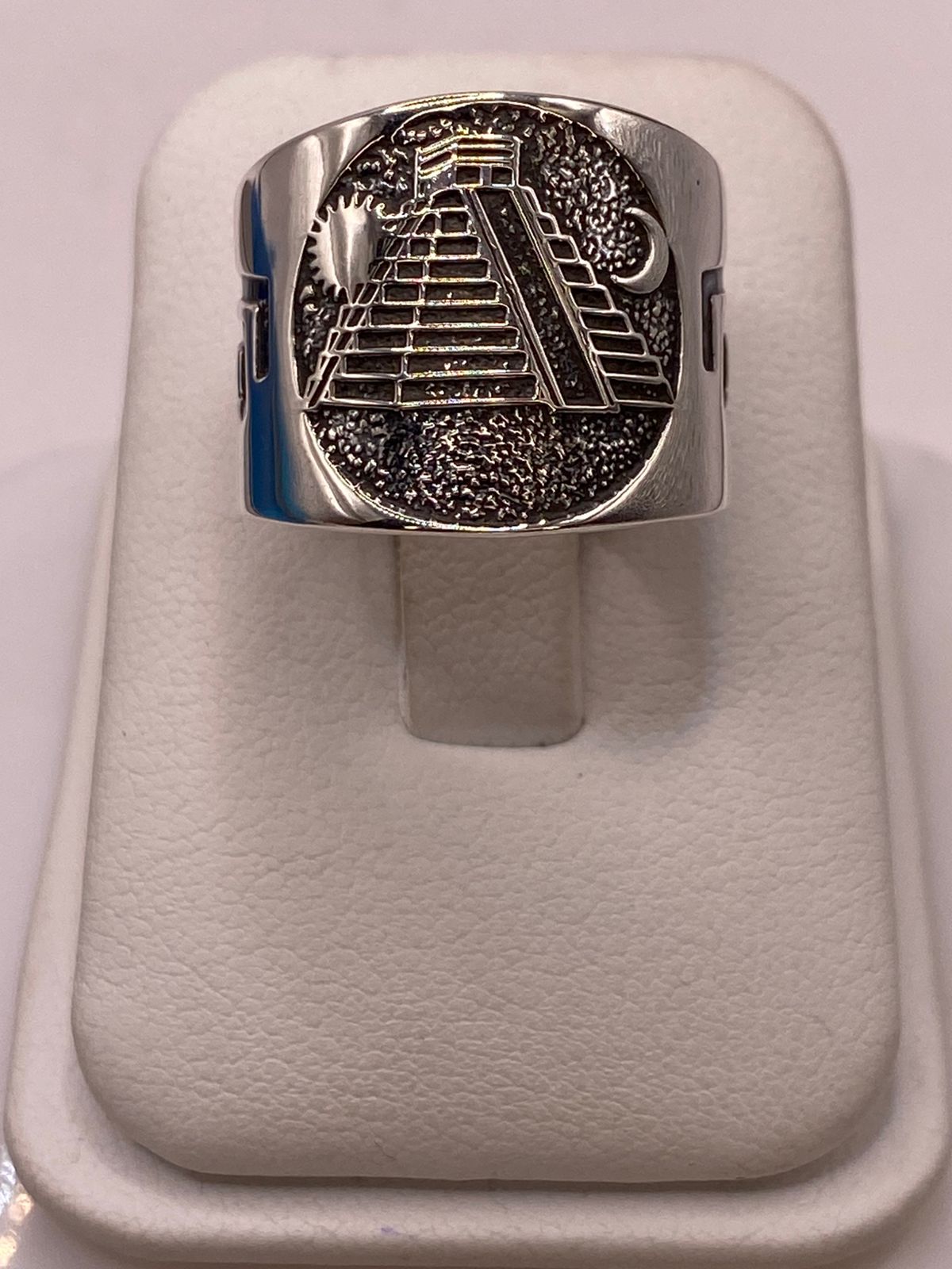 Anillo con Pirámide y Sol/luna en Plata .925 en báscula mostrando peso