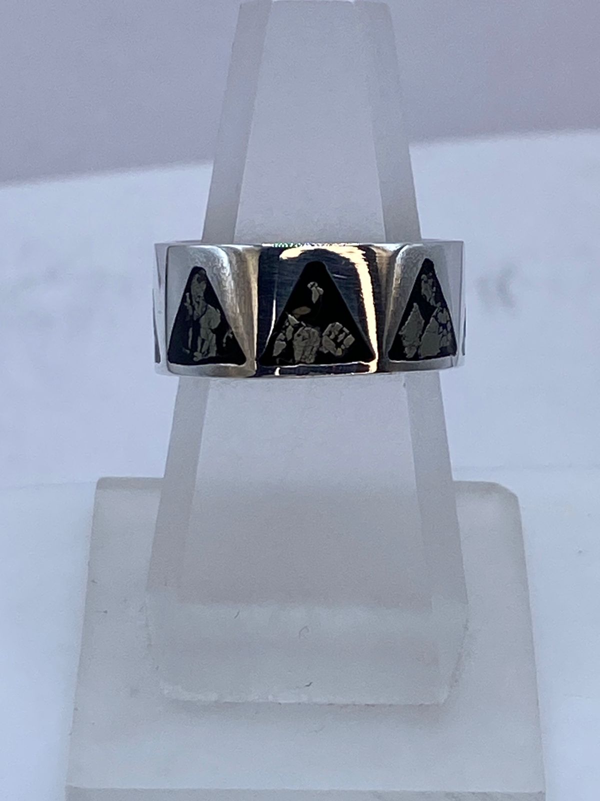Anillo Pirámides Ancestrales de Plata .925 con Obsidiana Negra — vista lateral