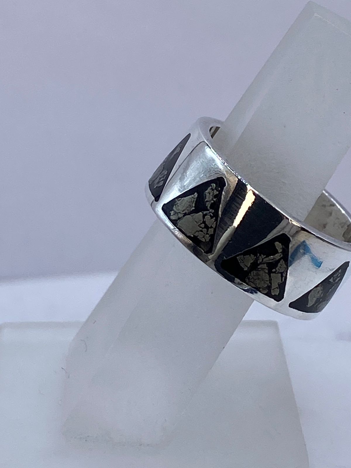 Anillo Pirámides Ancestrales de Plata .925 con Obsidiana Negra, vista lateral