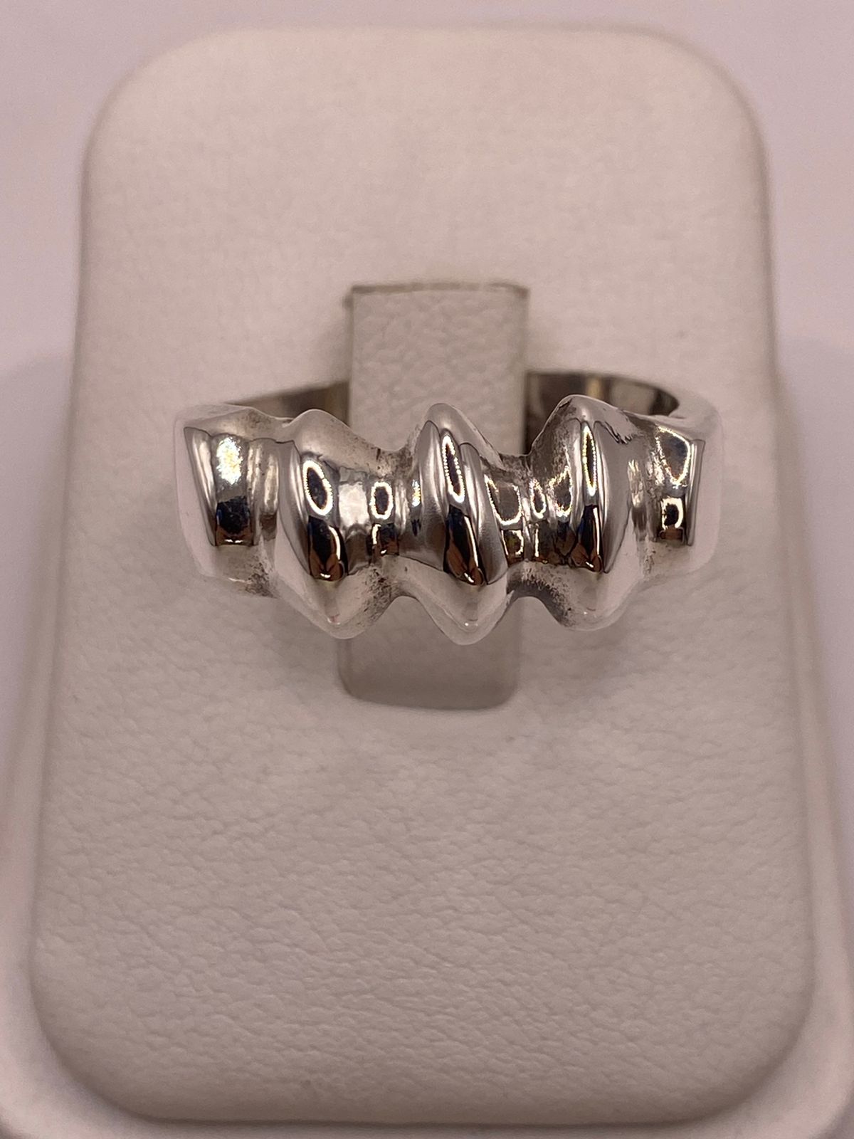 Anillo Plata .925 Diseño Ondas Elevadas — ángulo diagonal