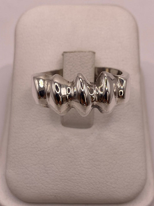 Anillo Plata .925 Diseño Ondas Elevadas — ángulo diagonal