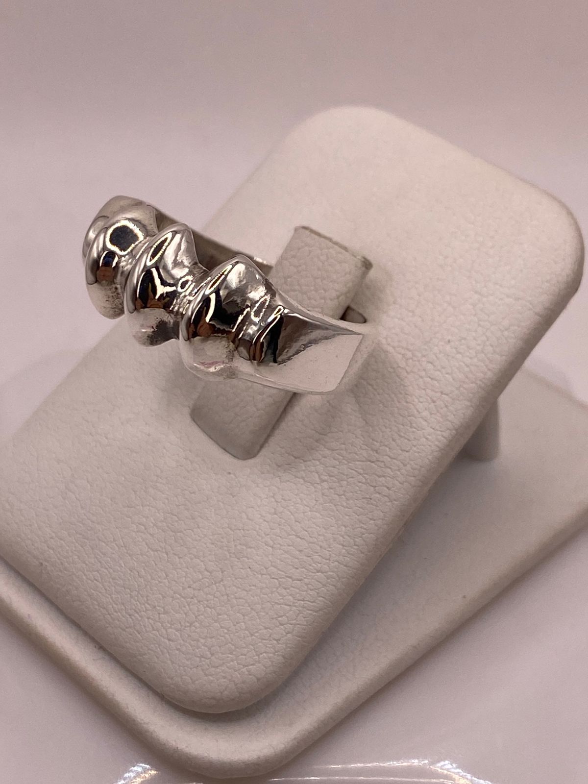 Anillo Plata .925 Diseño Ondas Elevadas, vista lateral
