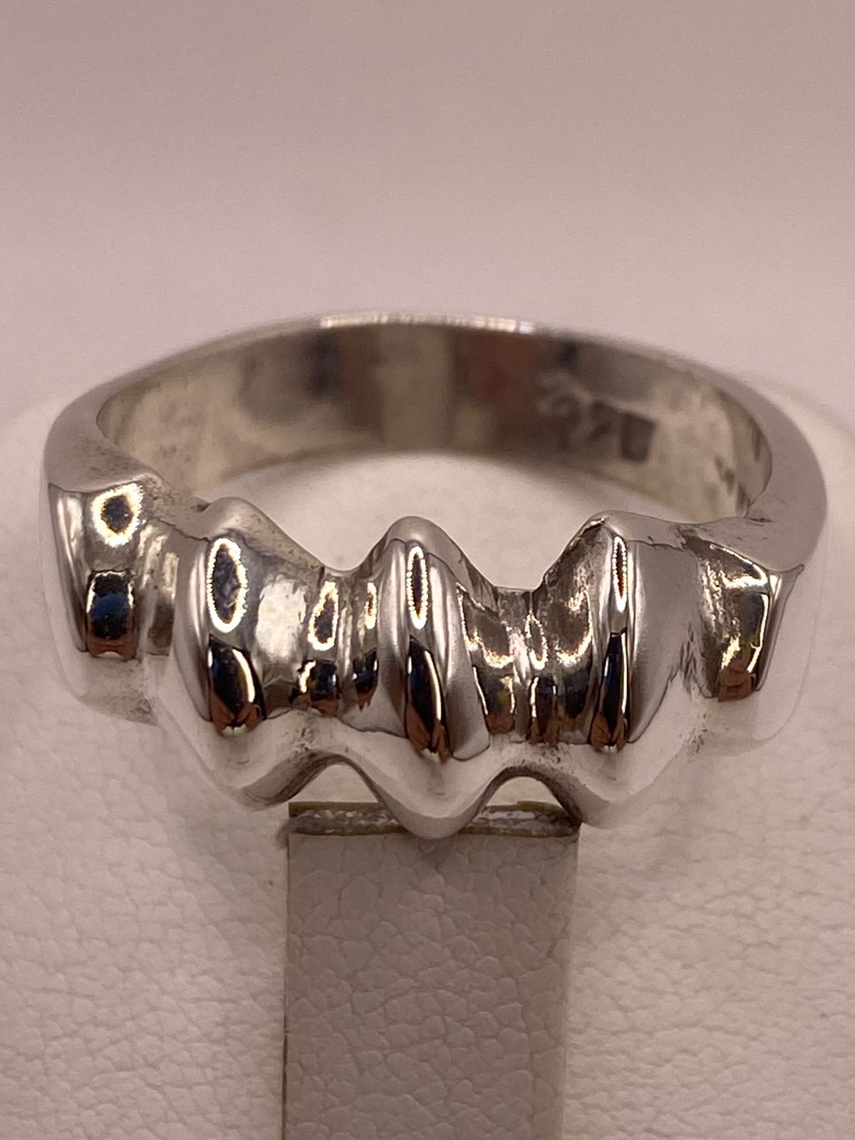 Anillo Plata .925 Diseño Ondas Elevadas, sello de autenticidad Plata Ley .925