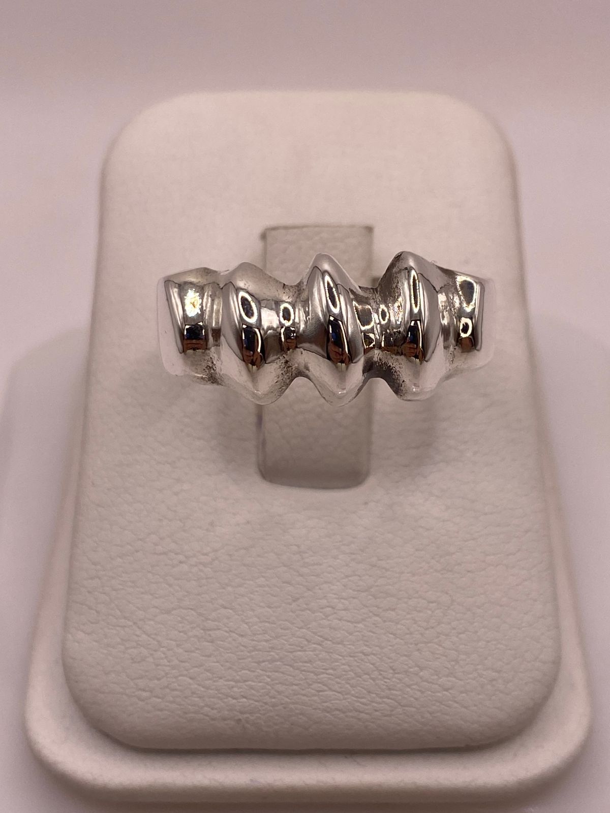 Anillo Plata .925 Diseño Ondas Elevadas, vista frontal