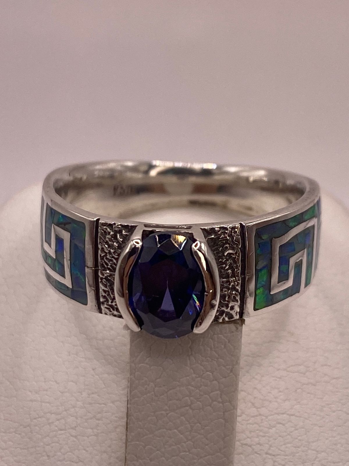 Anillo de Plata 950 con Ópalo de Fuego y Zirconia Azul, vista de detalle