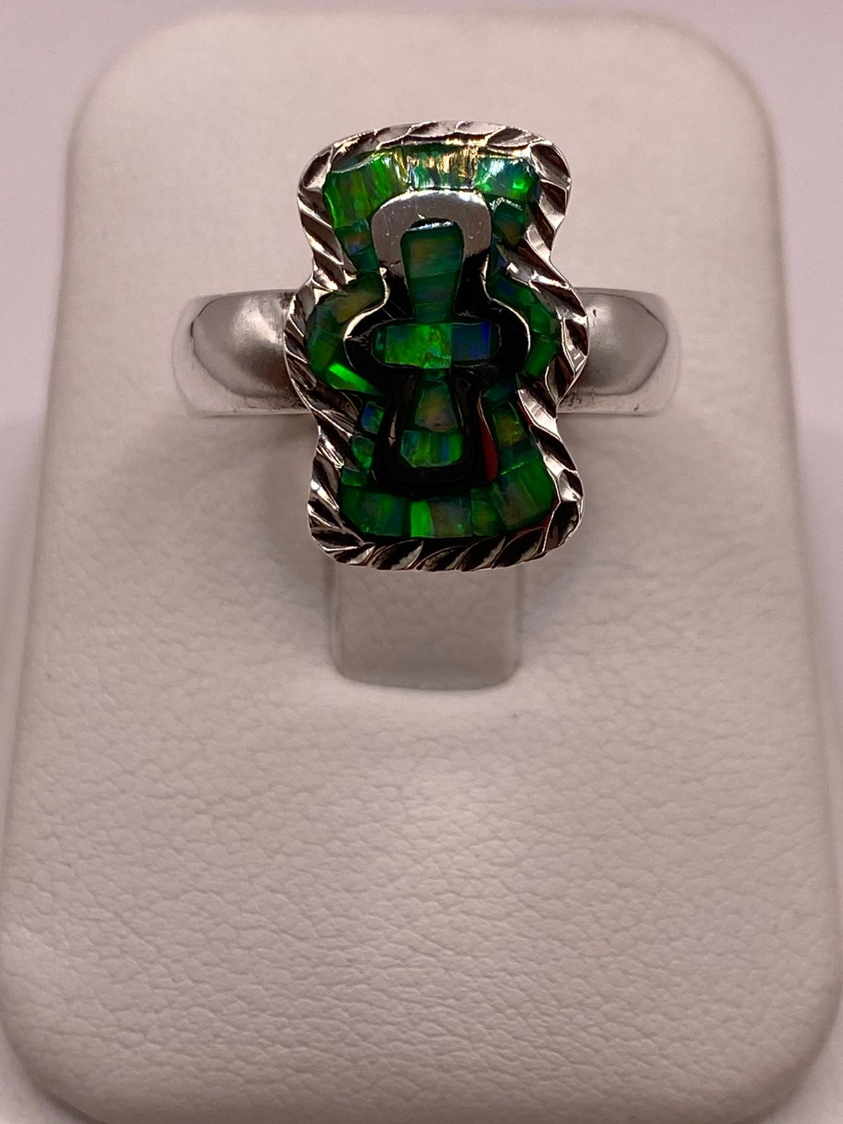 Anillo de Plata Ley 950 con Ópalo de Fuego y Diseño de Cruz — detalle de acabado