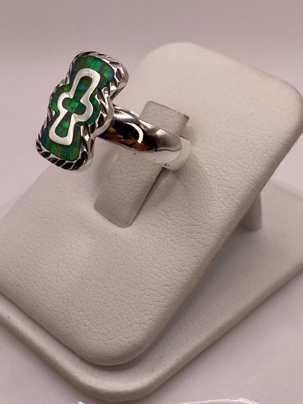 Anillo de Plata Ley 950 con Ópalo de Fuego y Diseño de Cruz, vista lateral
