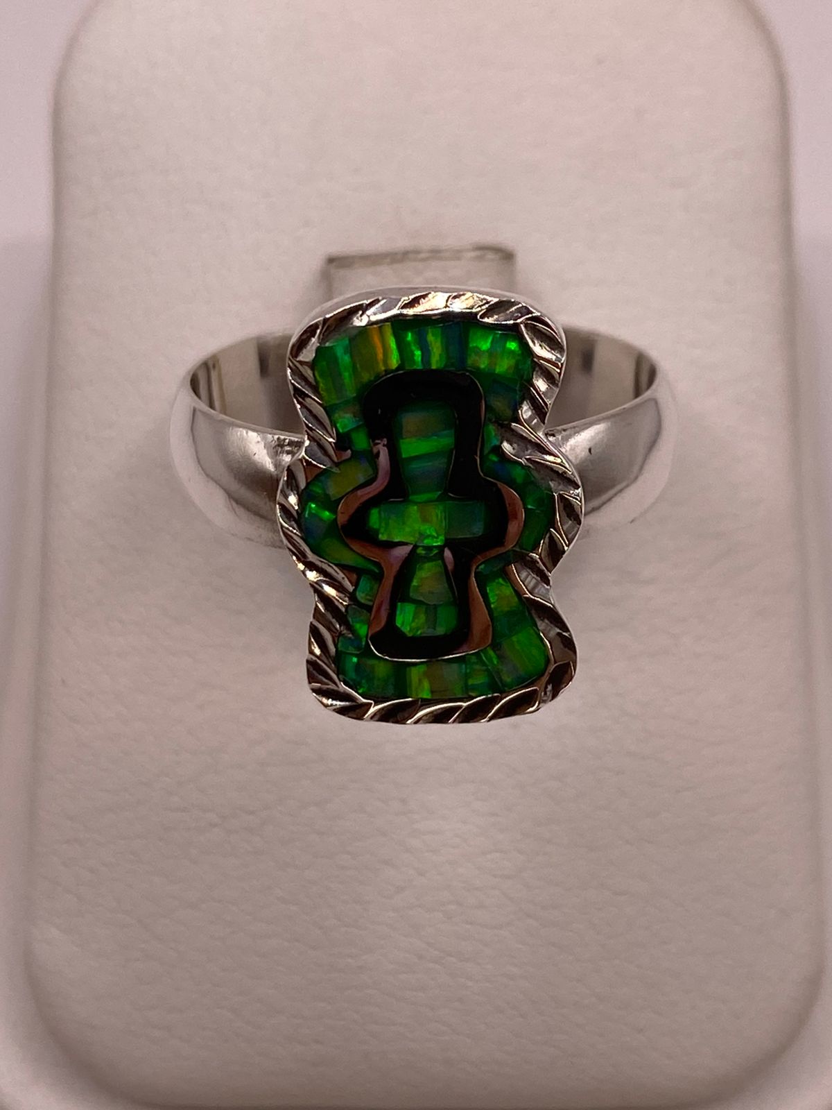 Anillo de Plata Ley 950 con Ópalo de Fuego y Diseño de Cruz, vista de detalle