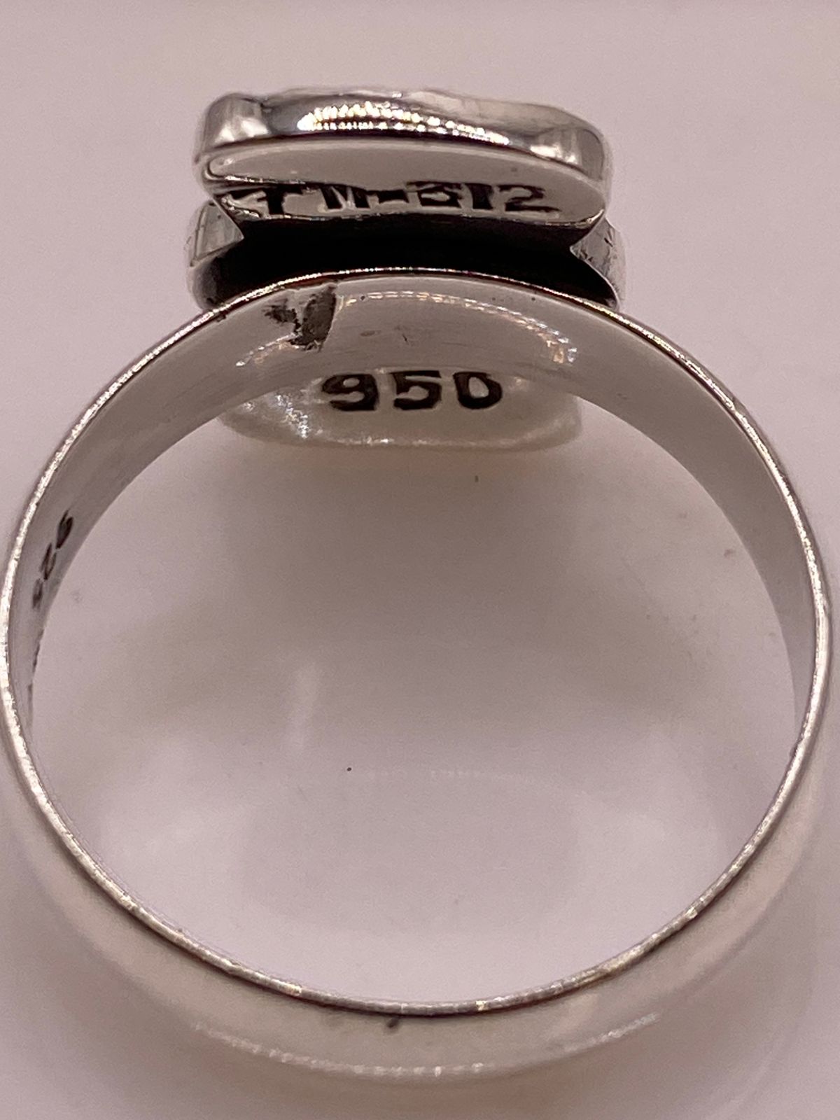 Anillo de Plata Ley 950 con Ópalo de Fuego y Diseño de Cruz, sello de autenticidad Plata Ley .925