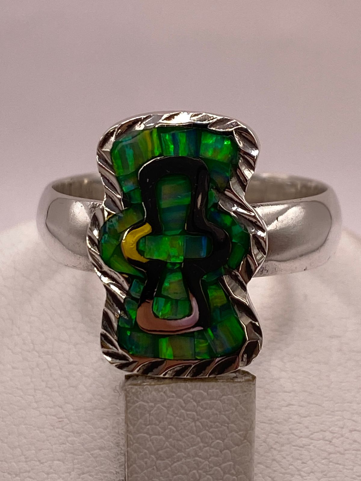 Anillo de Plata Ley 950 con Ópalo de Fuego y Diseño de Cruz, vista posterior