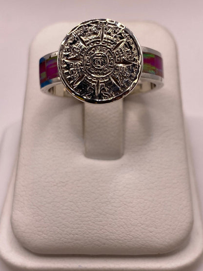 Anillo de Plata Ley 950 con Piedra Ópalo de Fuego y Diseño de Calendario Azteca, vista de detalle