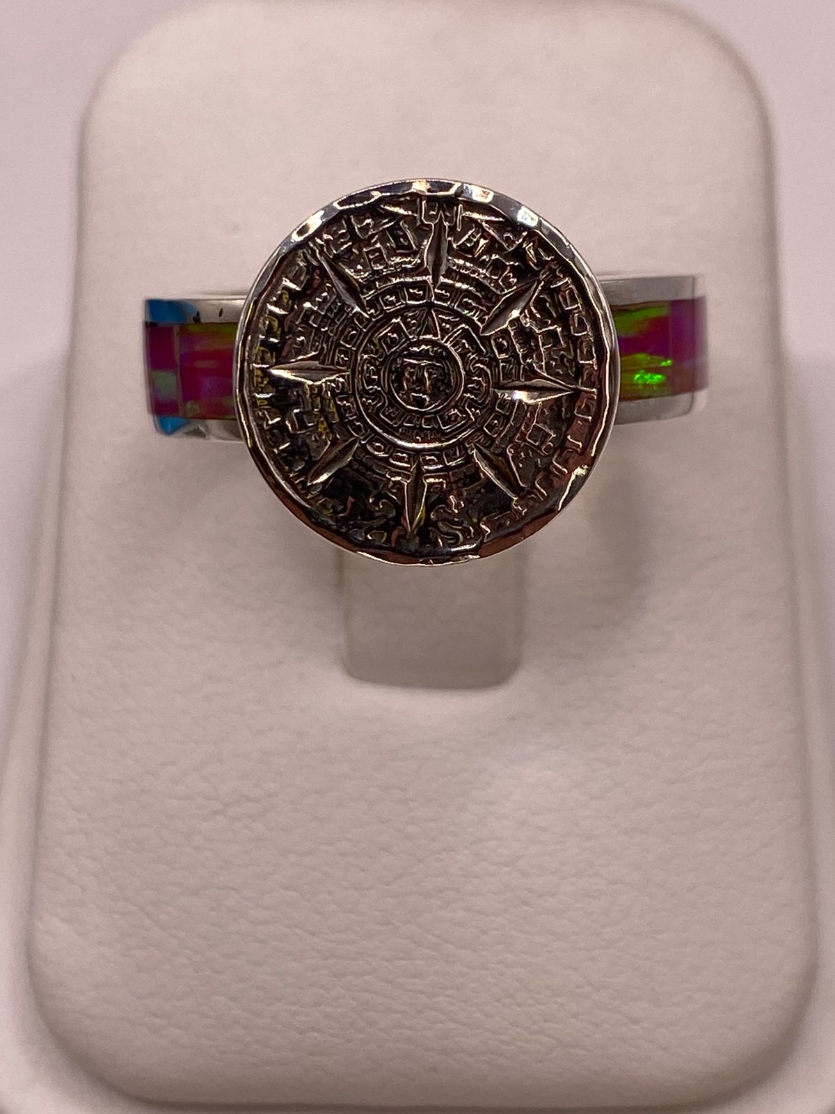 Anillo de Plata Ley 950 con Piedra Ópalo de Fuego y Diseño de Calendario Azteca — detalle de acabado