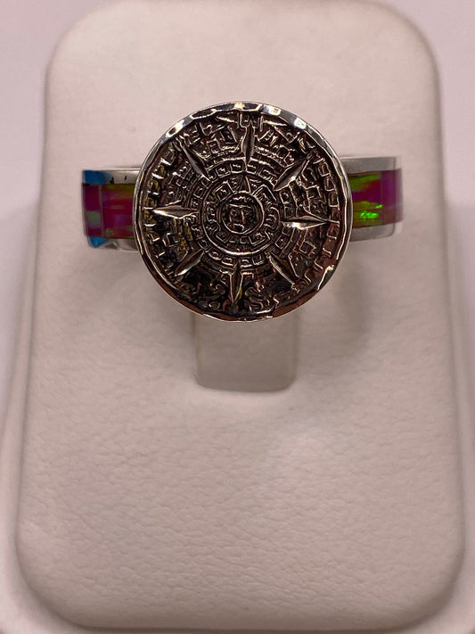 Anillo de Plata Ley 950 con Piedra Ópalo de Fuego y Diseño de Calendario Azteca — detalle de acabado