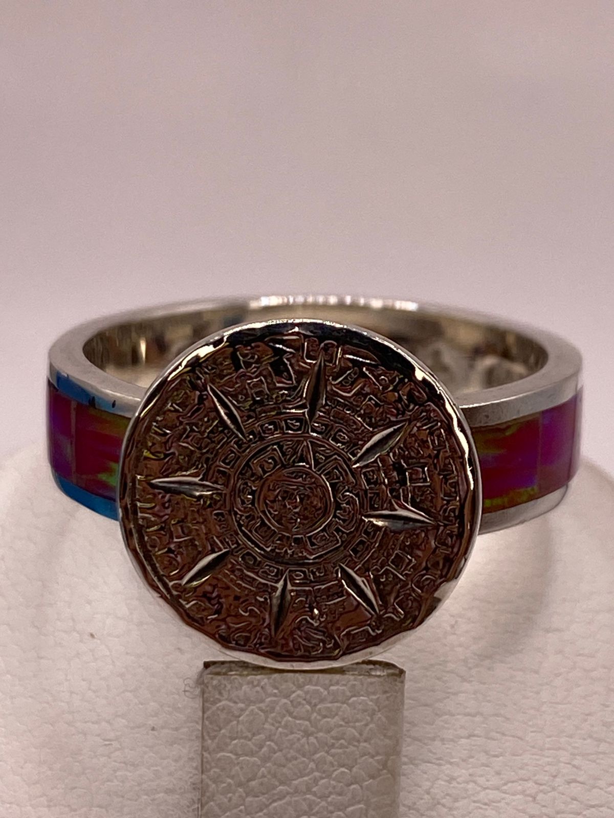 Anillo de Plata Ley 950 con Piedra Ópalo de Fuego y Diseño de Calendario Azteca, vista posterior