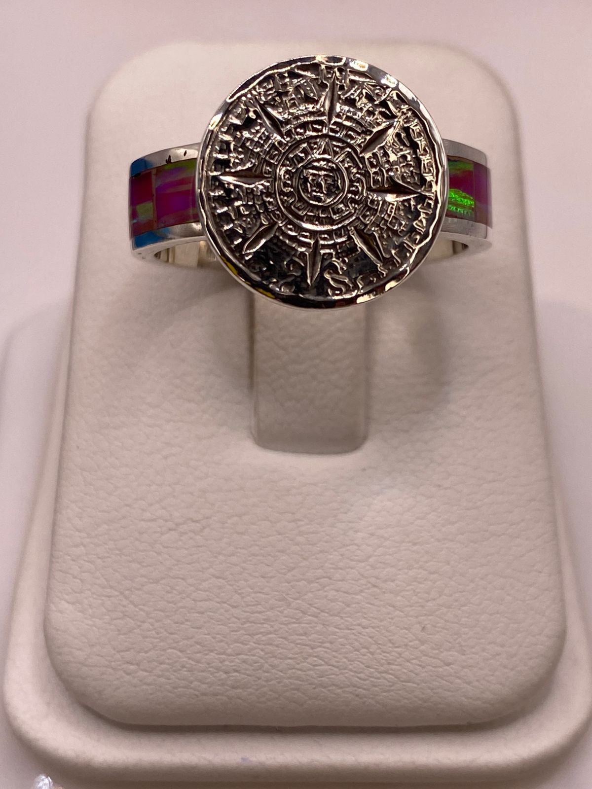 Anillo de Plata Ley 950 con Piedra Ópalo de Fuego y Diseño de Calendario Azteca, vista superior