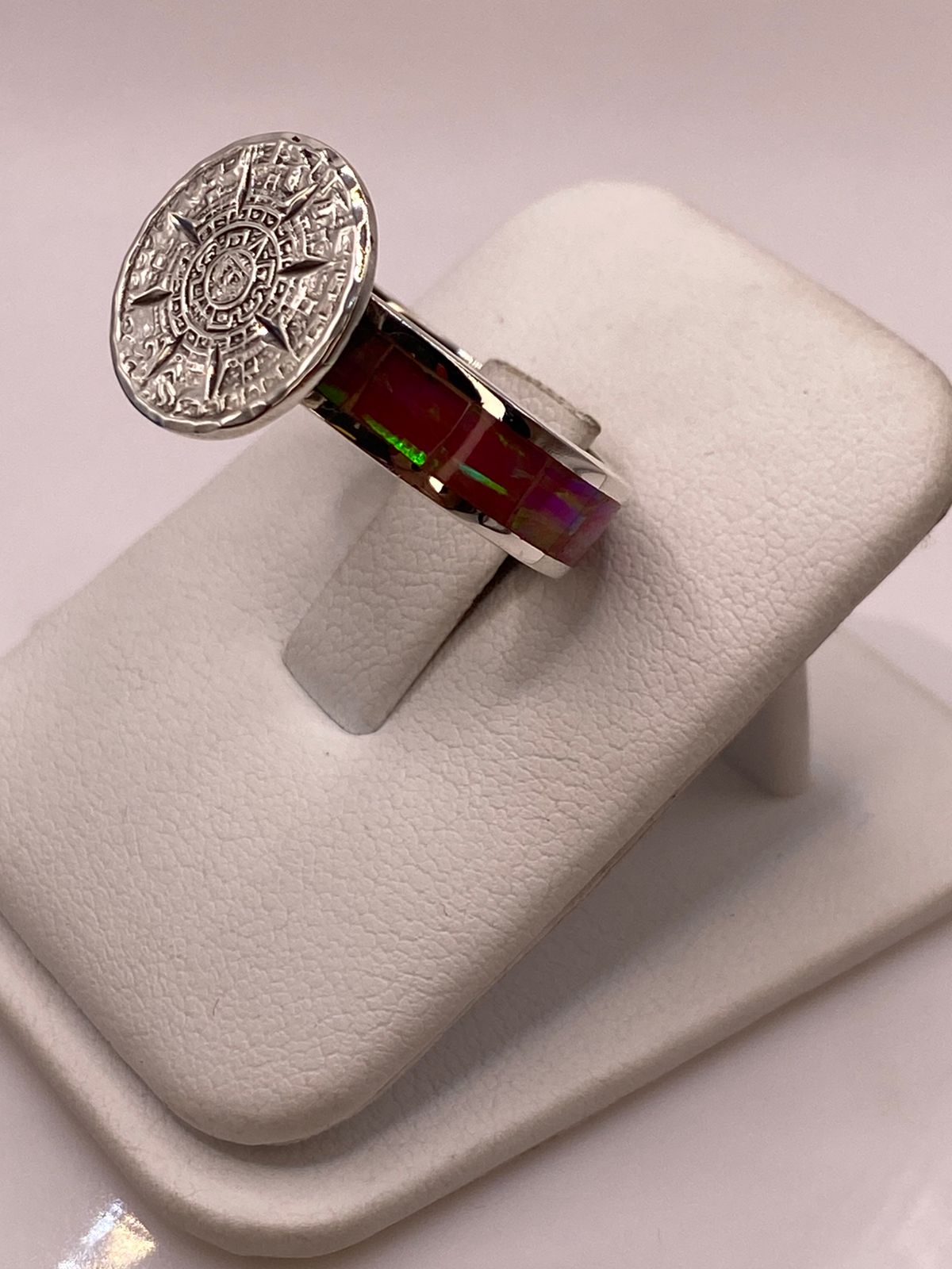 Anillo de Plata Ley 950 con Piedra Ópalo de Fuego y Diseño de Calendario Azteca, vista lateral