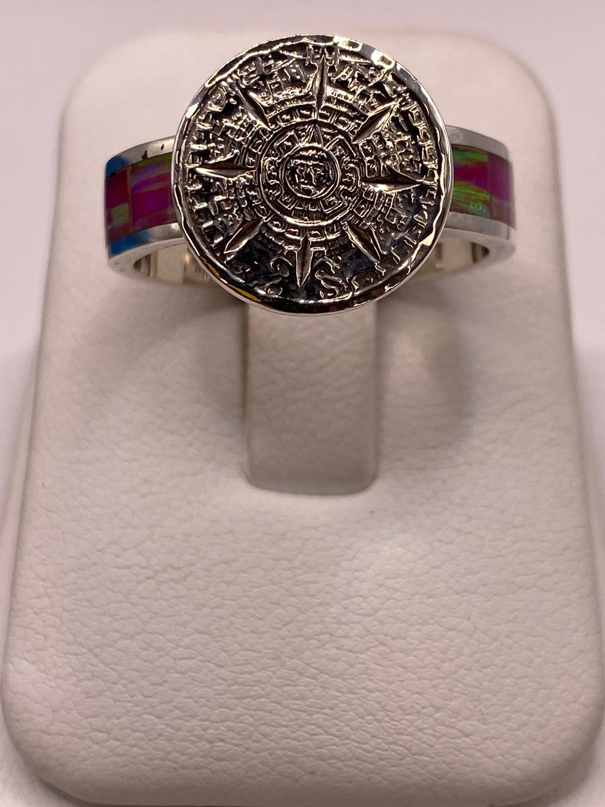 Anillo de Plata Ley 950 con Piedra Ópalo de Fuego y Diseño de Calendario Azteca, vista frontal