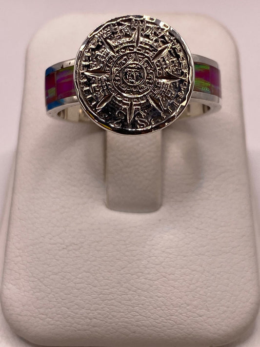 Anillo de Plata Ley 950 con Piedra Ópalo de Fuego y Diseño de Calendario Azteca, vista frontal