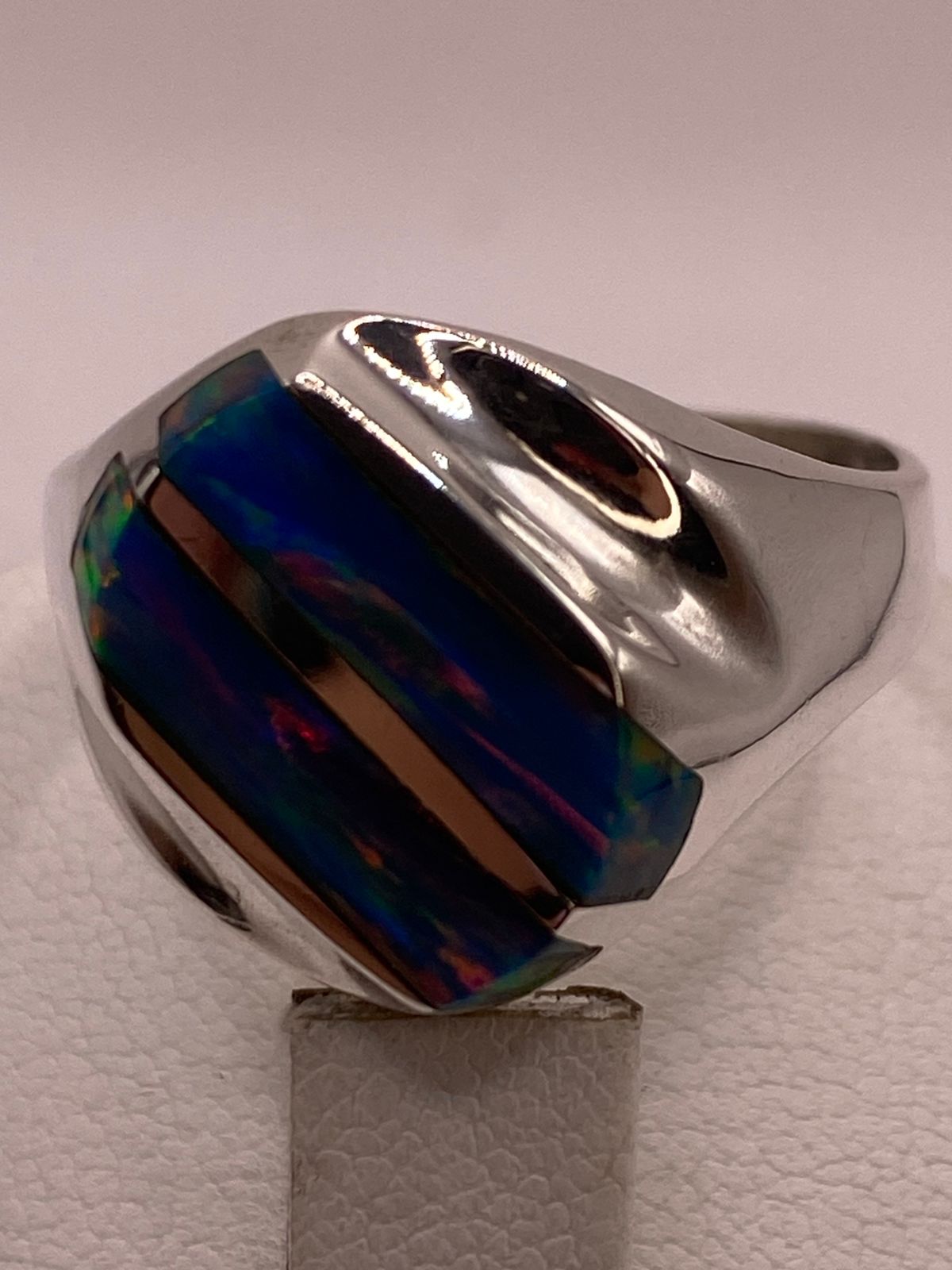 Anillo de Plata Ley 950 con Piedra Ópalo de Fuego Multicolor, vista de detalle