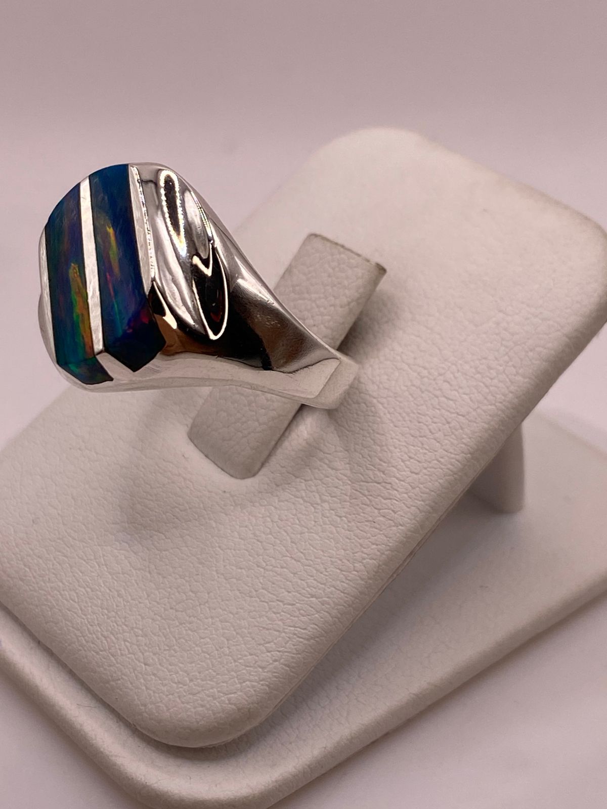 Anillo de Plata Ley 950 con Piedra Ópalo de Fuego Multicolor, vista lateral