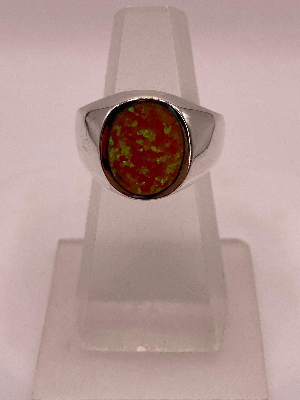Anillo de Plata Ley .925 con Ópalo de Fuego Ovalado — ángulo diagonal