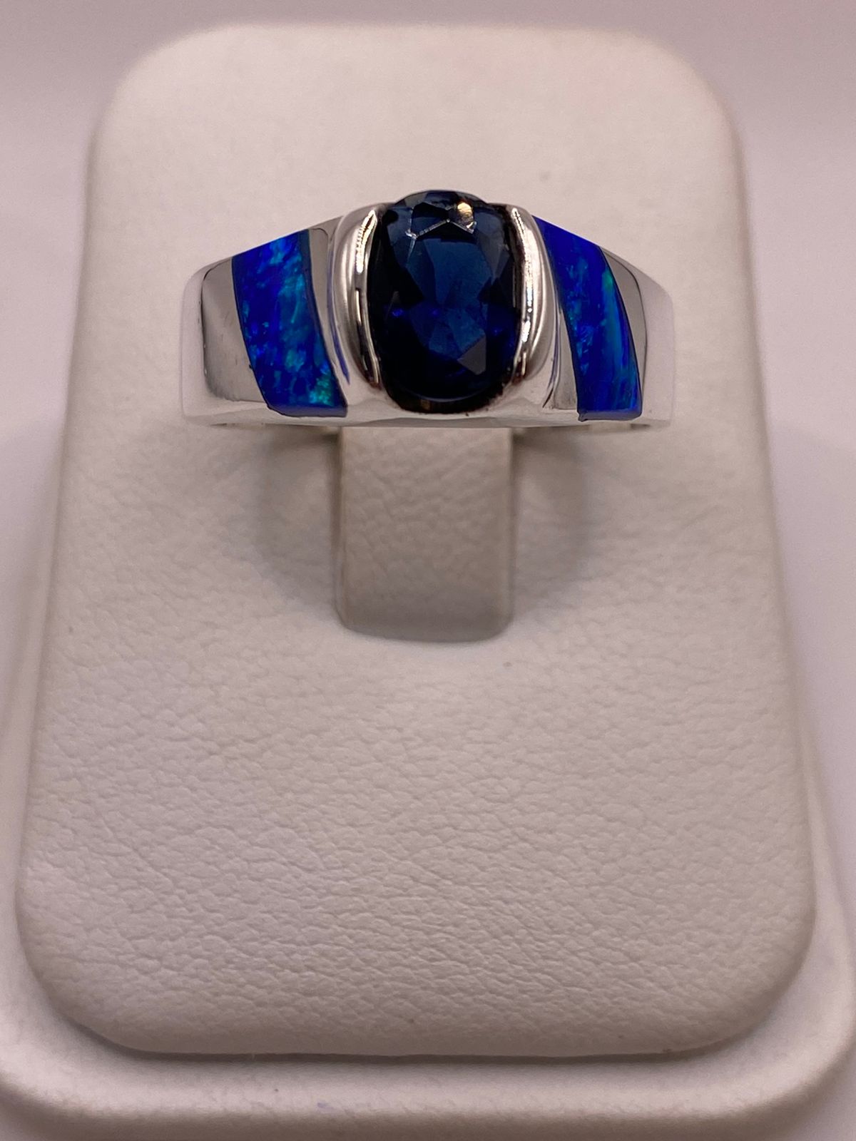 Anillo en Plata Ley 925 Diseño Moderno con Incrustaciones Laterales, vista lateral