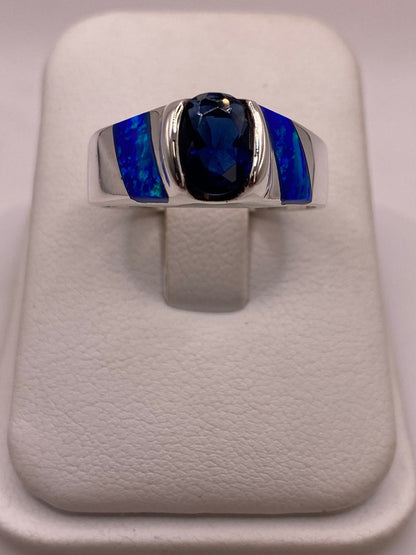 Anillo en Plata Ley 925 Diseño Moderno con Incrustaciones Laterales, vista lateral