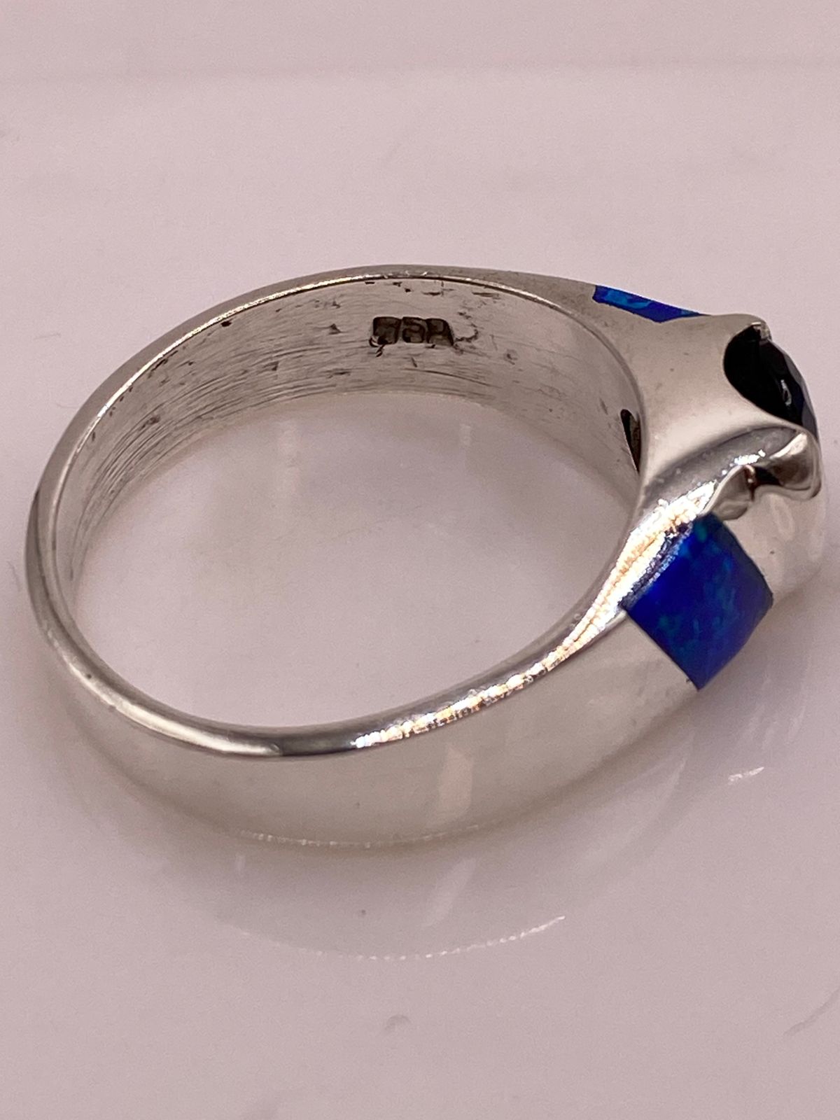 Anillo en Plata Ley 925 Diseño Moderno con Incrustaciones Laterales, sello de autenticidad Plata Ley .925