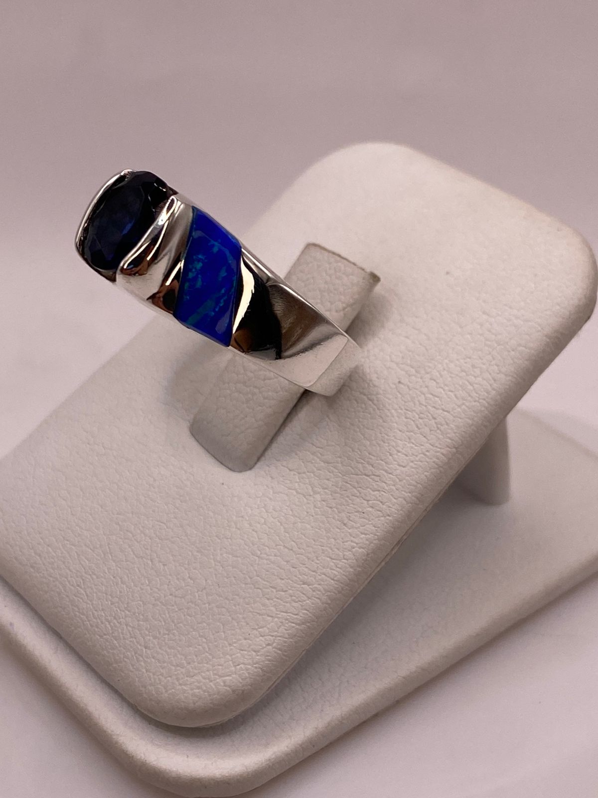 Anillo en Plata Ley 925 Diseño Moderno con Incrustaciones Laterales, vista frontal
