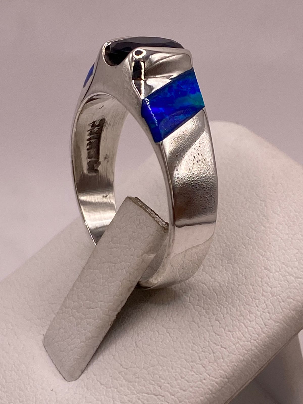 Anillo en Plata Ley 925 Diseño Moderno con Incrustaciones Laterales, vista de detalle