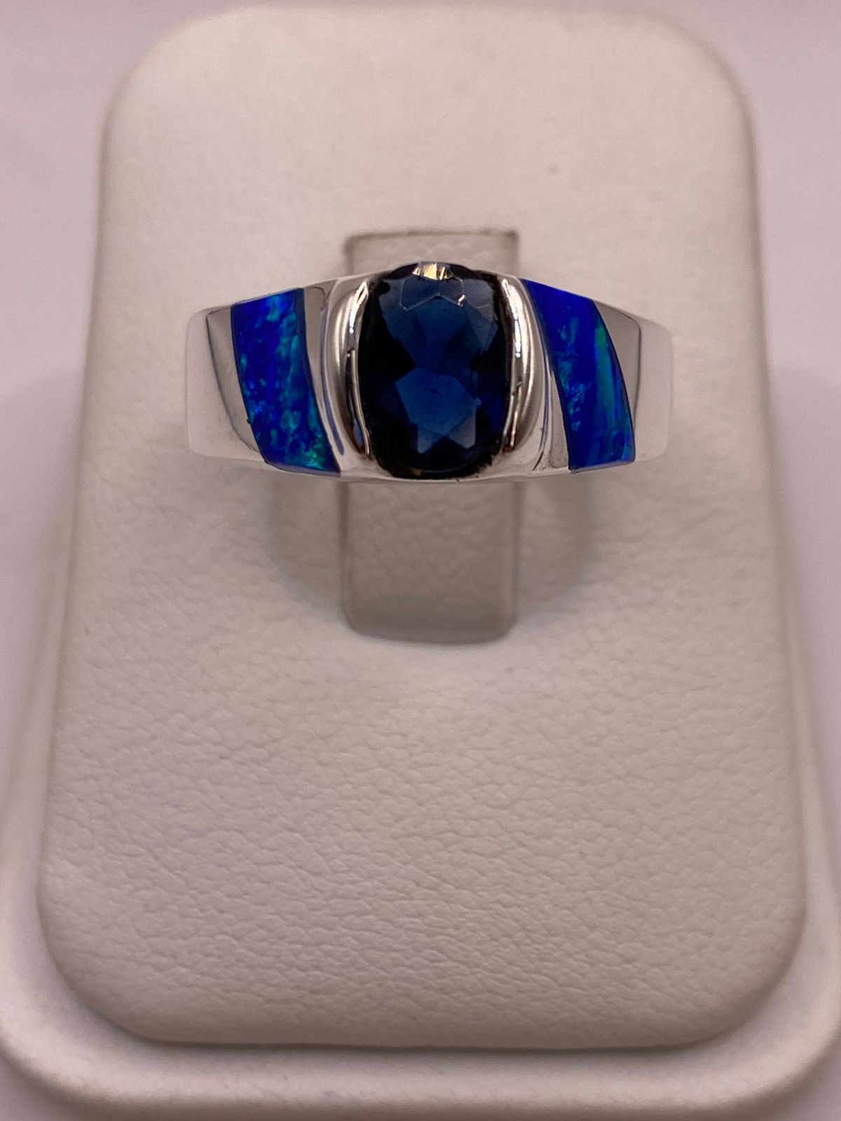 Anillo en Plata Ley 925 Diseño Moderno con Incrustaciones Laterales, vista superior
