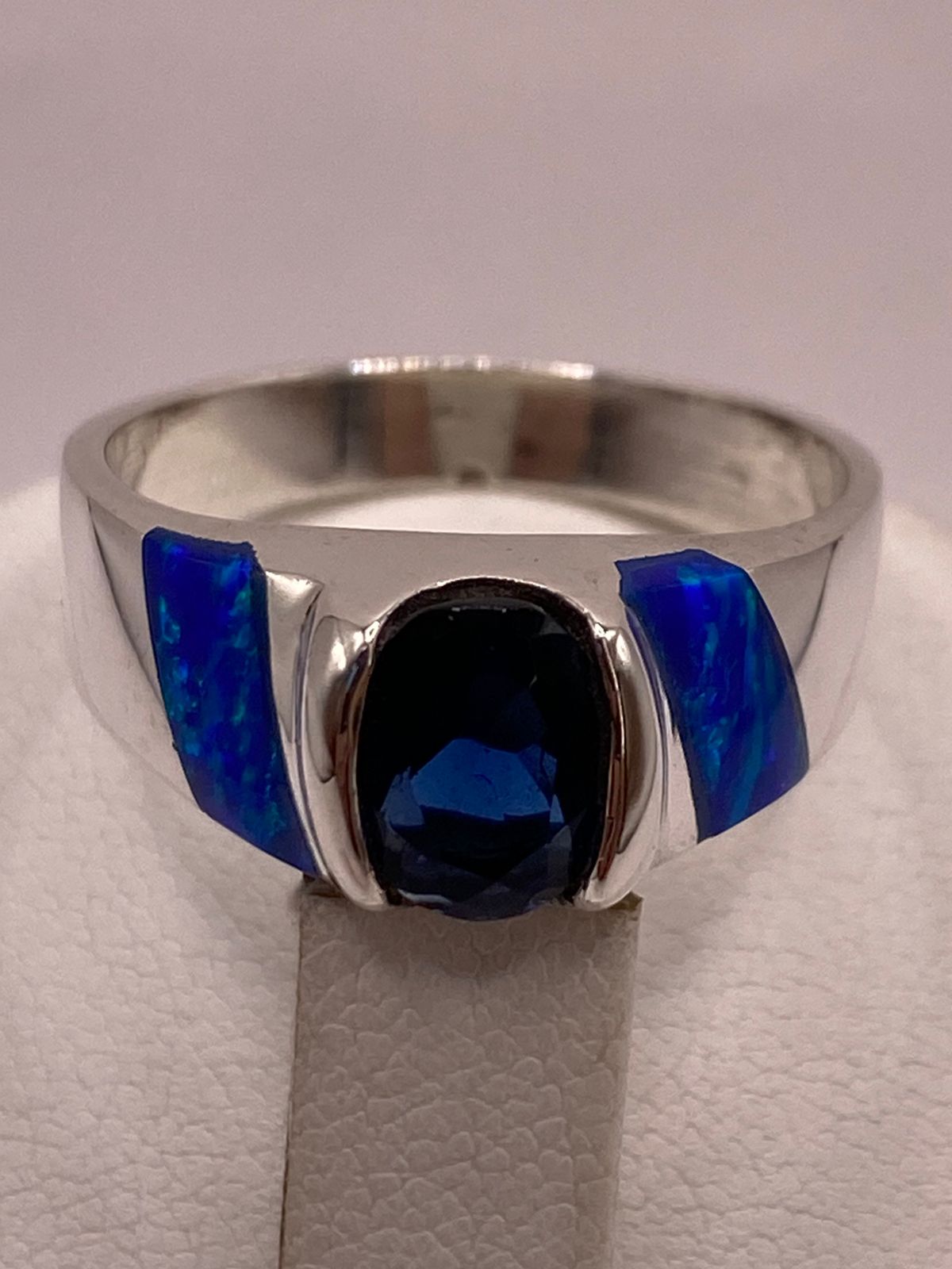 Anillo en Plata Ley 925 Diseño Moderno con Incrustaciones Laterales, vista posterior