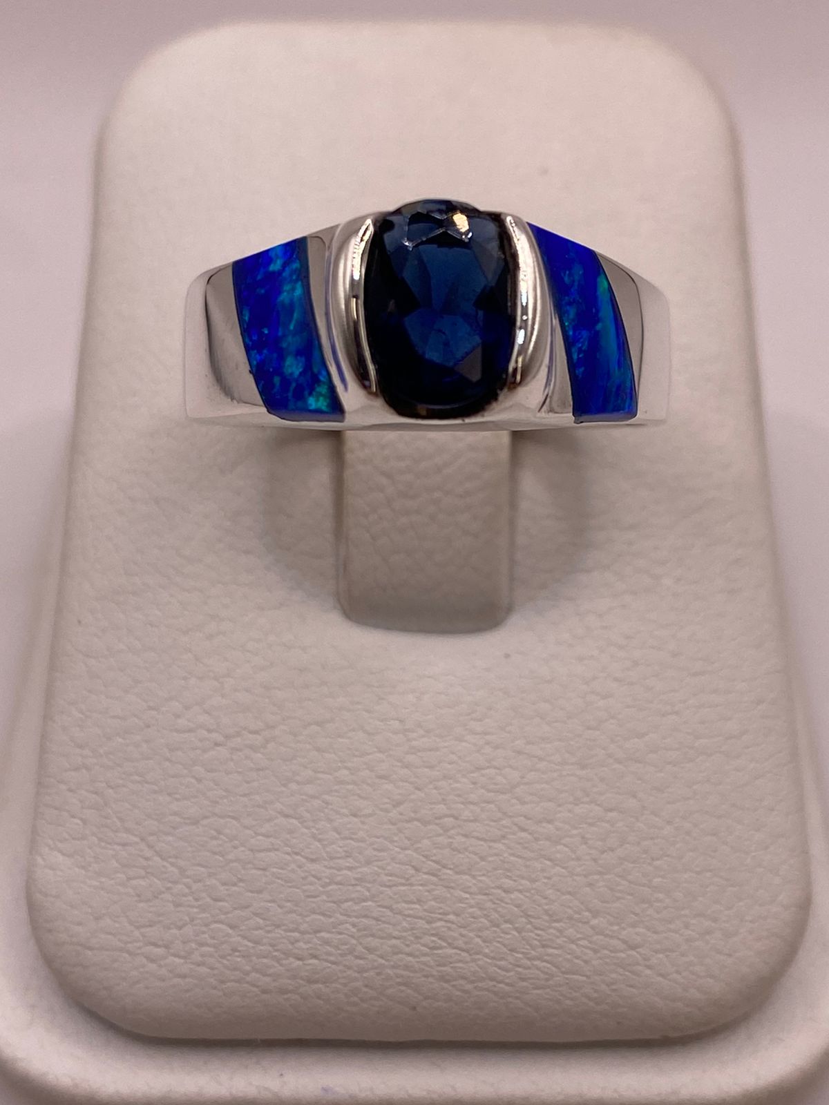 Anillo en Plata Ley 925 Diseño Moderno con Incrustaciones Laterales — detalle de acabado