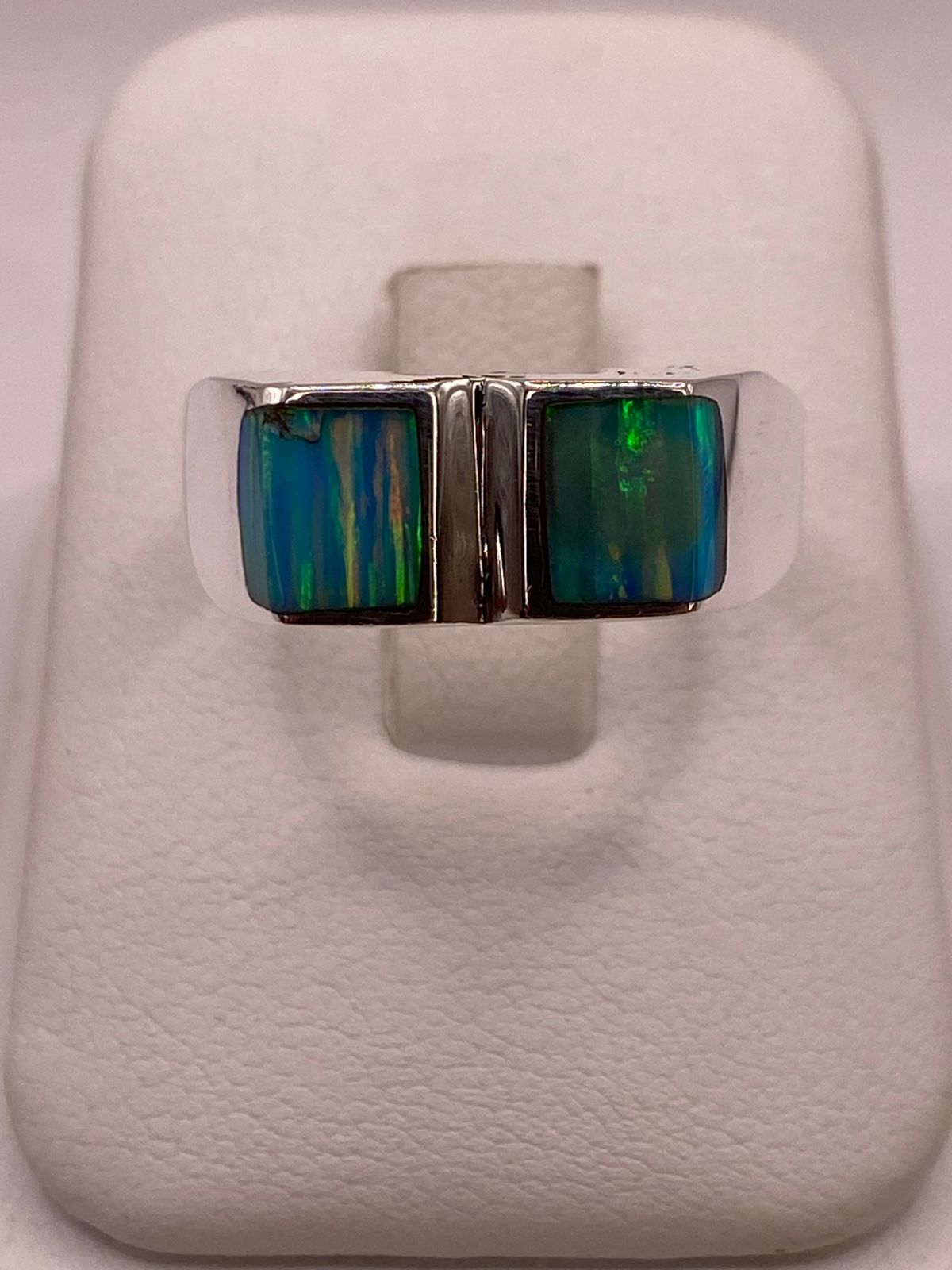 Anillo en Plata Ley 925 con Doble Incrustación de Ópalo de Fuego — detalle de acabado