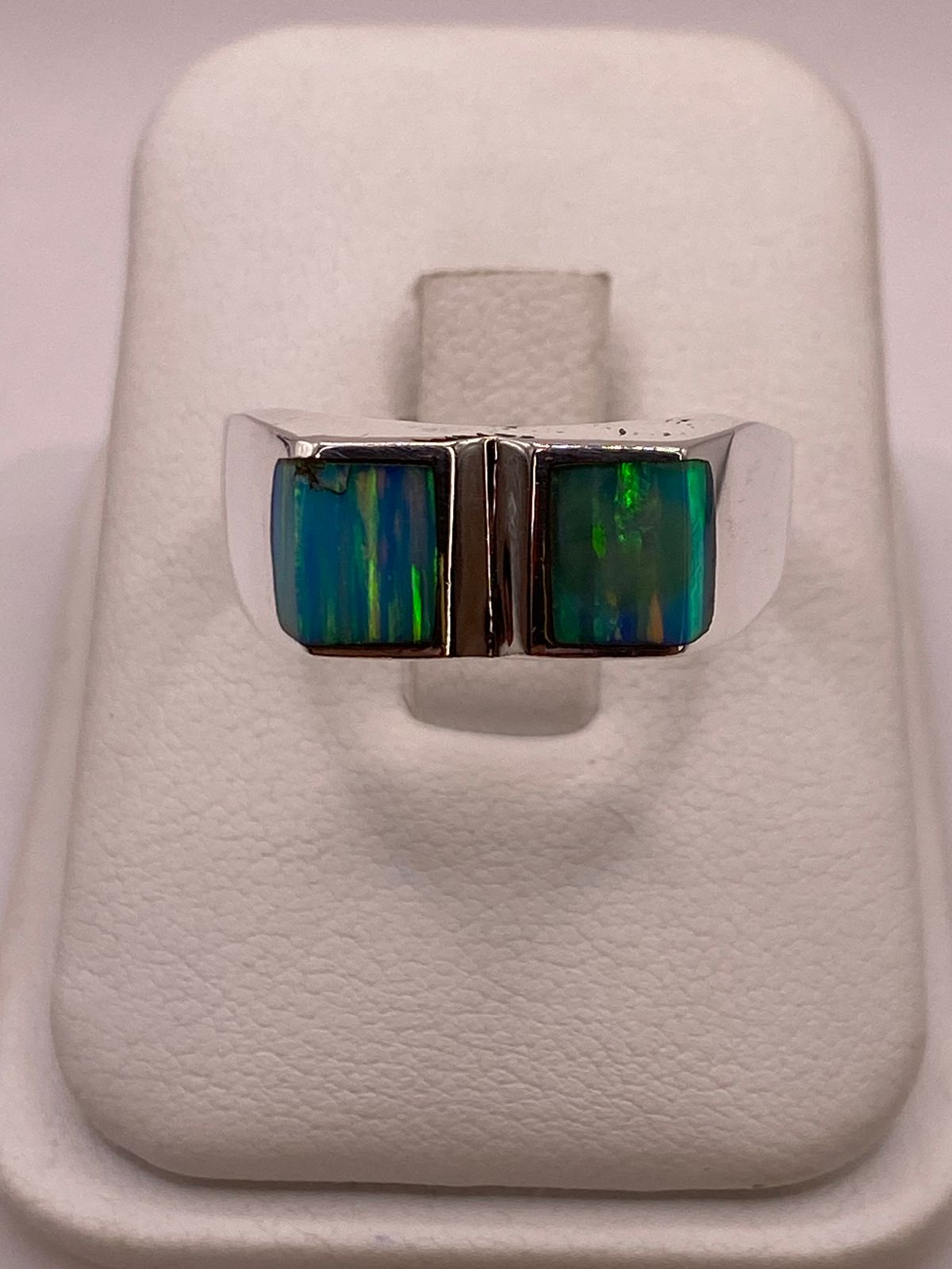 Anillo en Plata Ley 925 con Doble Incrustación de Ópalo de Fuego, vista de detalle