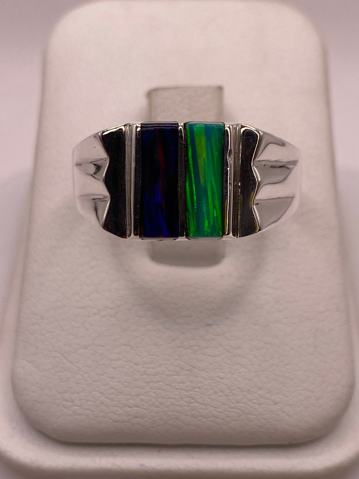 Anillo en Plata Ley 925 con Doble Incrustación de Ópalo de Fuego, vista de detalle
