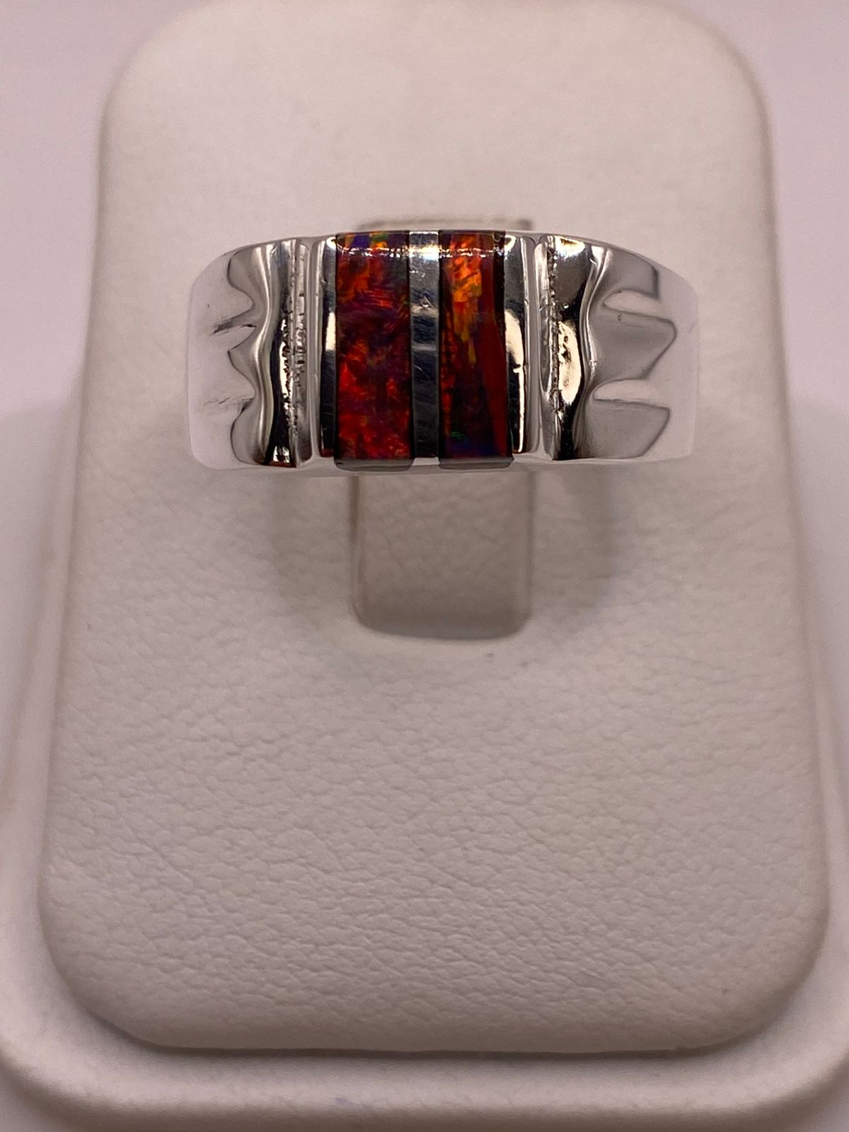 Anillo en Plata Ley 925 con Incrustación Vertical de Ópalo de Fuego, vista lateral